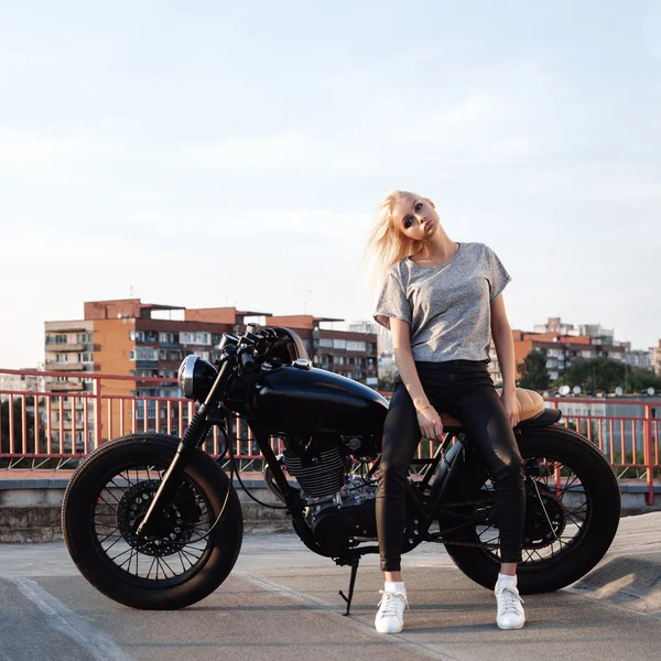 Chica motociclista sentada en motocicleta personalizada vintage — Foto de Stock