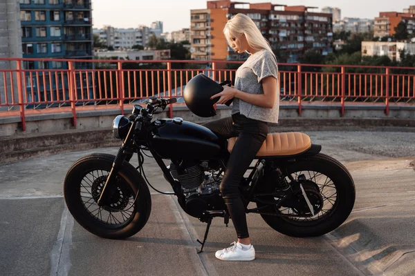 Chica motociclista sentada en motocicleta personalizada vintage — Foto de Stock