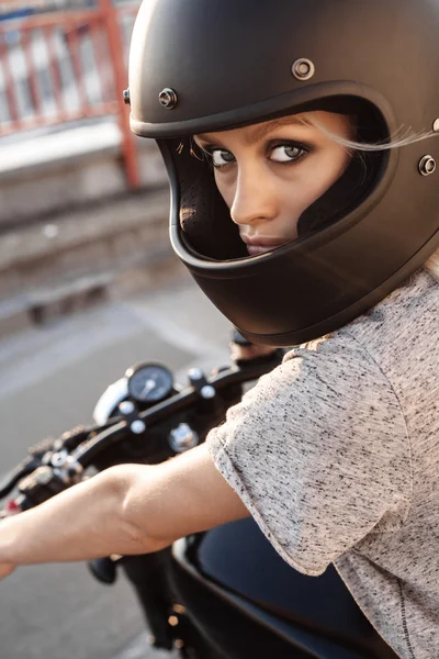 Ragazza motociclista seduta su moto vintage personalizzata — Foto Stock