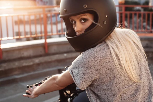 Mode kvinna biker flicka med vintage anpassade motorcykel — Stockfoto