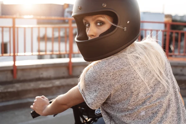 Fashion female biker girl with vintage custom motorcycle — Stock Photo, Image