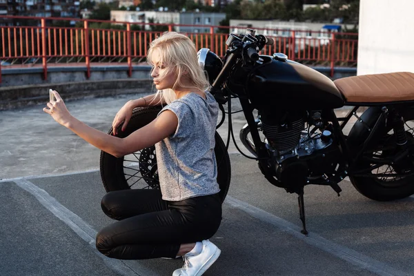 Menina motociclista feminino fazendo auto-retrato com motocicleta vintage — Fotografia de Stock