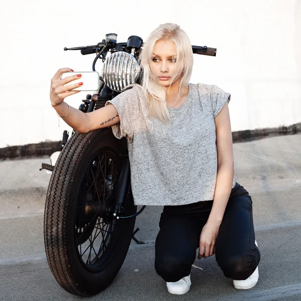 Chica motociclista femenina haciendo autorretrato con moto vintage —  Fotos de Stock