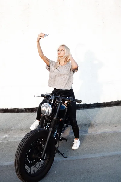 Menina motociclista feminino fazendo auto-retrato com motocicleta vintage — Fotografia de Stock