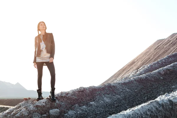 Beautiful Woman climbing into the mountains — Stockfoto