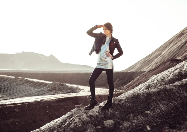 Schöne Mode junge Frau klettert in die Berge — Stockfoto