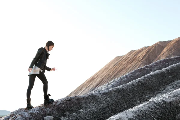 Beautiful fashion young woman climbing into mountains — Stockfoto