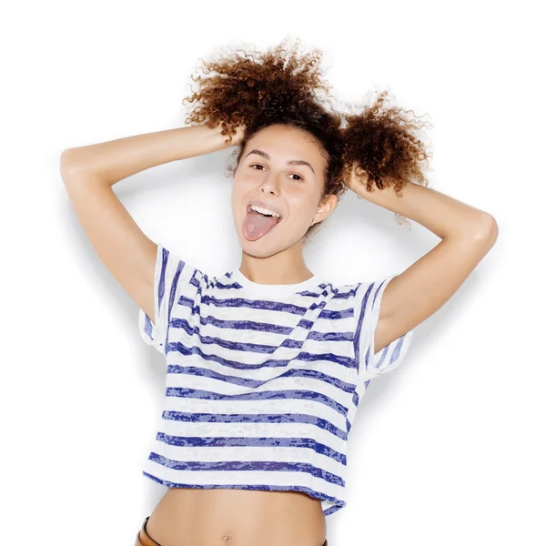 Lindo modelo femenino con rizado afro peinado divertirse —  Fotos de Stock