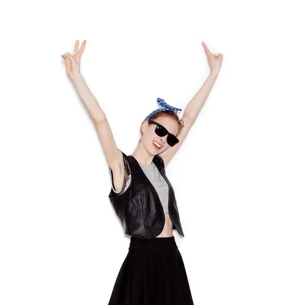 Retrato de bela menina adolescente alegre se divertindo — Fotografia de Stock