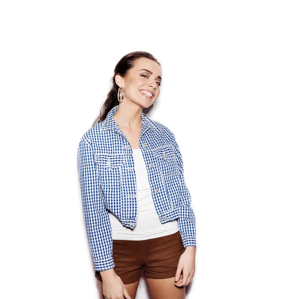 Feliz chica sonriente en una camisa a cuadros azul sobre fondo blanco — Foto de Stock
