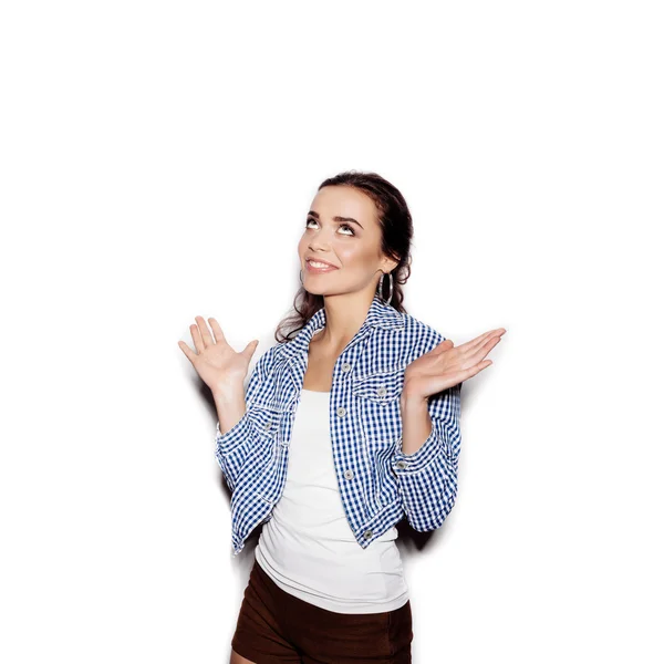 Niedliche glückliche Frau in blau kariertem Hemd auf weißem Hintergrund — Stockfoto