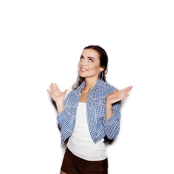 Linda mujer feliz en camisa a cuadros azul sobre fondo blanco —  Fotos de Stock