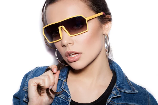 Junges sexy weibliches Modell mit Sonnenbrille auf weißem Hintergrund — Stockfoto