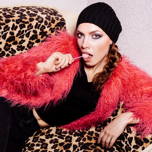 Fashion swag Girl wearing black dress and beanie and pink fur coat — Φωτογραφία Αρχείου