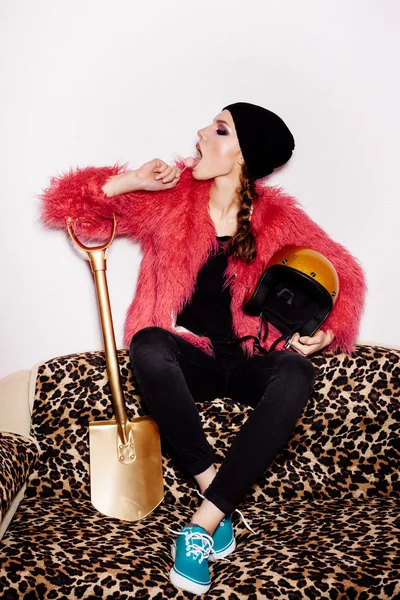 Moda belleza mujer sentado en leopardo sofá y lamiendo dulces —  Fotos de Stock