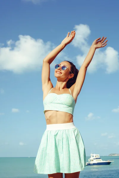 Happy young woman smiling at tropical beach — 图库照片