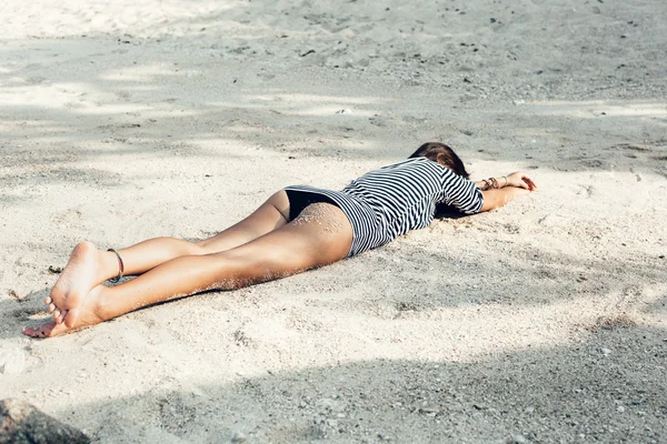 Chica tumbada en la playa, tomando el sol y relajándose —  Fotos de Stock