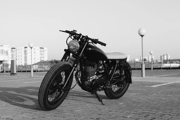 Motocicleta. Estrada e cidade com céu aberto no fundo — Fotografia de Stock