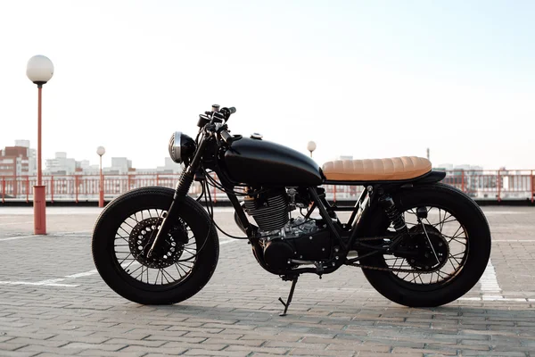 Vintage motocykl na parkovišti při západu slunce — Stock fotografie