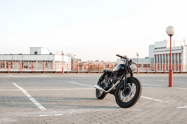 Moto sur parking en ville avec ciel ouvert en arrière-plan — Photo