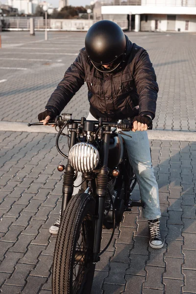 Motorbiker ridning på motorcykel på parkeringsplats i staden — Stockfoto