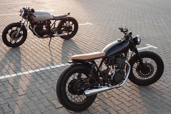 Deux motos vintage dans le parking pendant le coucher du soleil — Photo