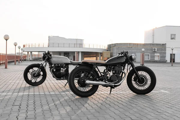 일몰 시 주차장에서 두 빈티지 오토바이 — 스톡 사진