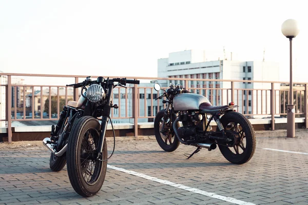 Dvou vintage motocykl na parkovišti při západu slunce — Stock fotografie