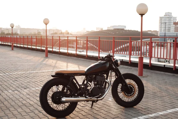 Moto vintage no estacionamento durante o pôr do sol — Fotografia de Stock