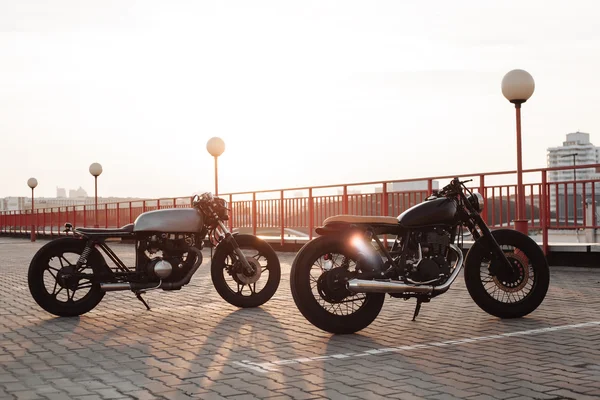 Deux motos vintage dans le parking pendant le coucher du soleil — Photo