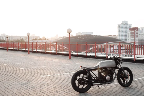 Vintage motorcykel i parkeringen under solnedgången — Stockfoto