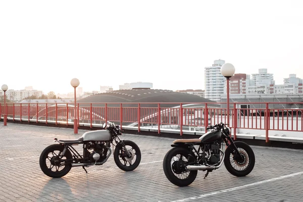 Due moto d'epoca nel parcheggio durante il tramonto — Foto Stock