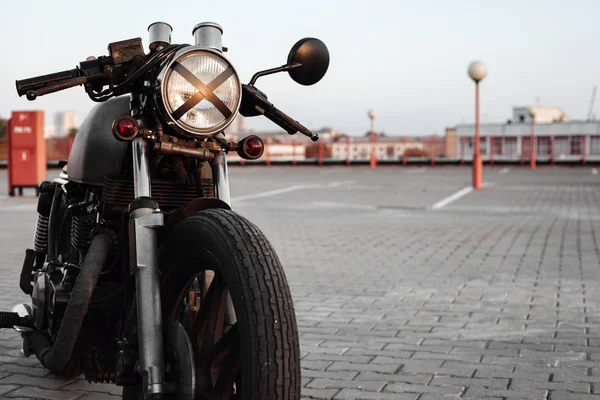 Vintage motorfiets in parkeerplaats tijdens zonsondergang — Stockfoto
