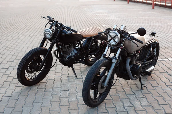 Deux motos vintage dans le parking pendant le coucher du soleil — Photo