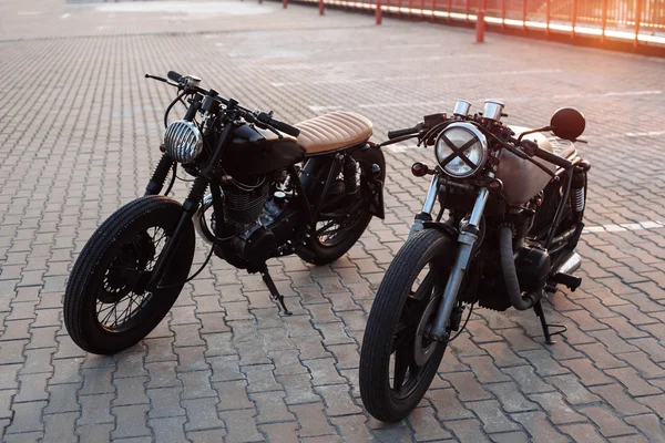 Dois motocicleta vintage no estacionamento durante o pôr do sol — Fotografia de Stock