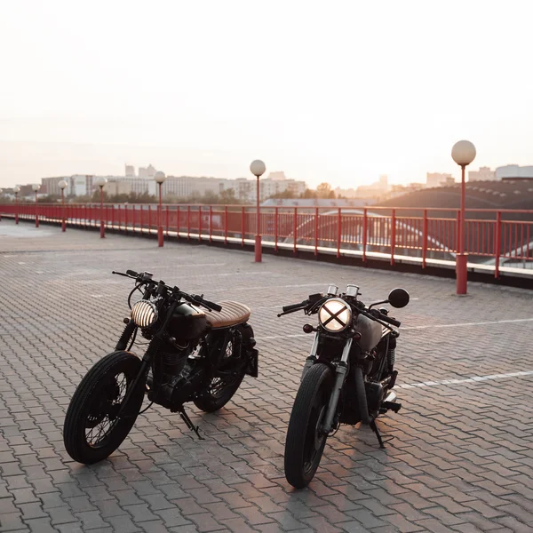 Zwei Oldtimer-Motorräder auf Parkplatz bei Sonnenuntergang — Stockfoto