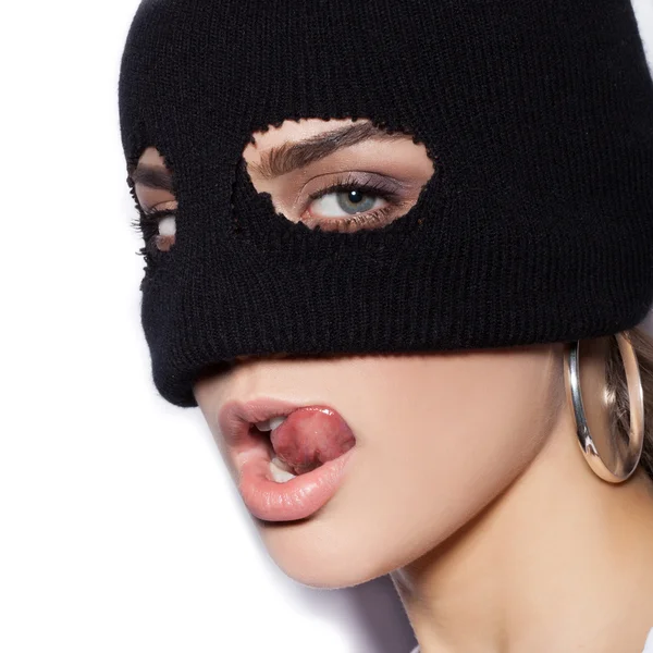 Primo piano del volto di donna sexy in passamontagna crimine e violenza — Foto Stock