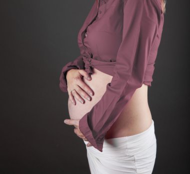 Sevimli bir hamile göbeğini kapat.