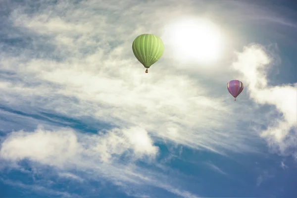 Kolorowy balon wysoki na niebie — Zdjęcie stockowe