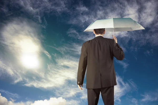 Empresário segurando guarda-chuva no dia ensolarado — Fotografia de Stock