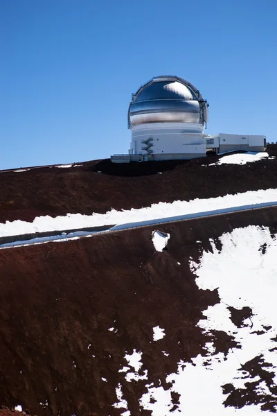 Observatory domes at the peak of Mauna Kea volcano — Stock Photo, Image