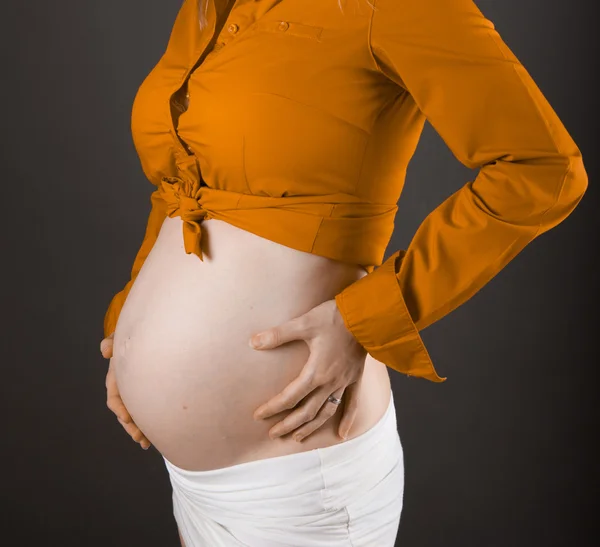 Gros plan d'un ventre enceinte mignon — Photo