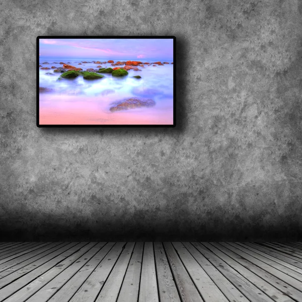 Плазменный телевизор на стене комнаты — стоковое фото