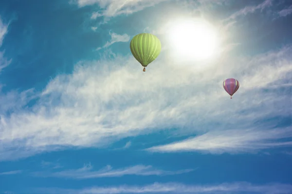 彩色热气球高在天空中 — 图库照片