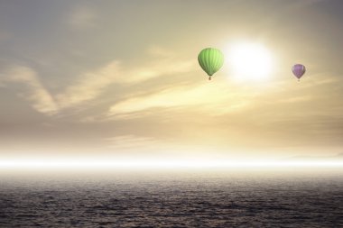 Renkli sıcak hava balonu yüksek gökyüzünde