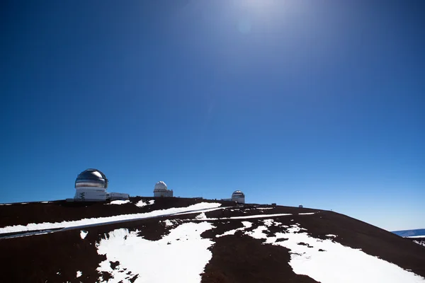 Observatoriumskuppeln auf dem Gipfel des mauna kea Vulkans — Stockfoto