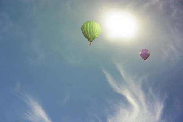 彩色热气球高在天空中 — 图库照片