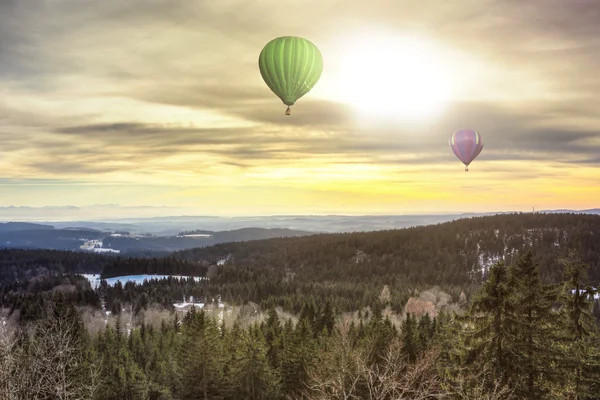 Kolorowy balon wysoki na niebie — Zdjęcie stockowe