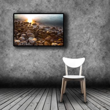 Plazma Tv Oda boş sandalye ile duvara