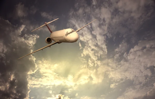 Repülőgép repülő a felhők — Stock Fotó
